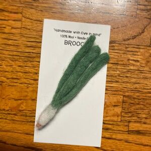 Green onion, needle-felted 100% wool brooch, 3.5” Handcrafted
